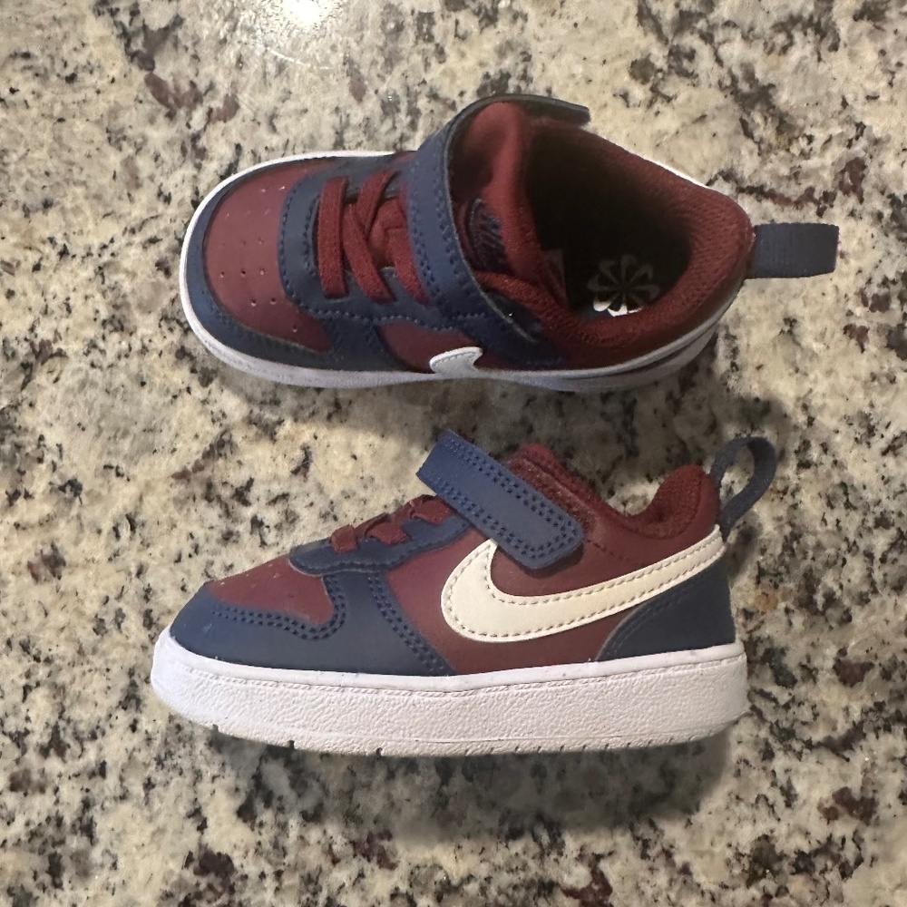 Nike court borough low sneaker size 6 barely worn